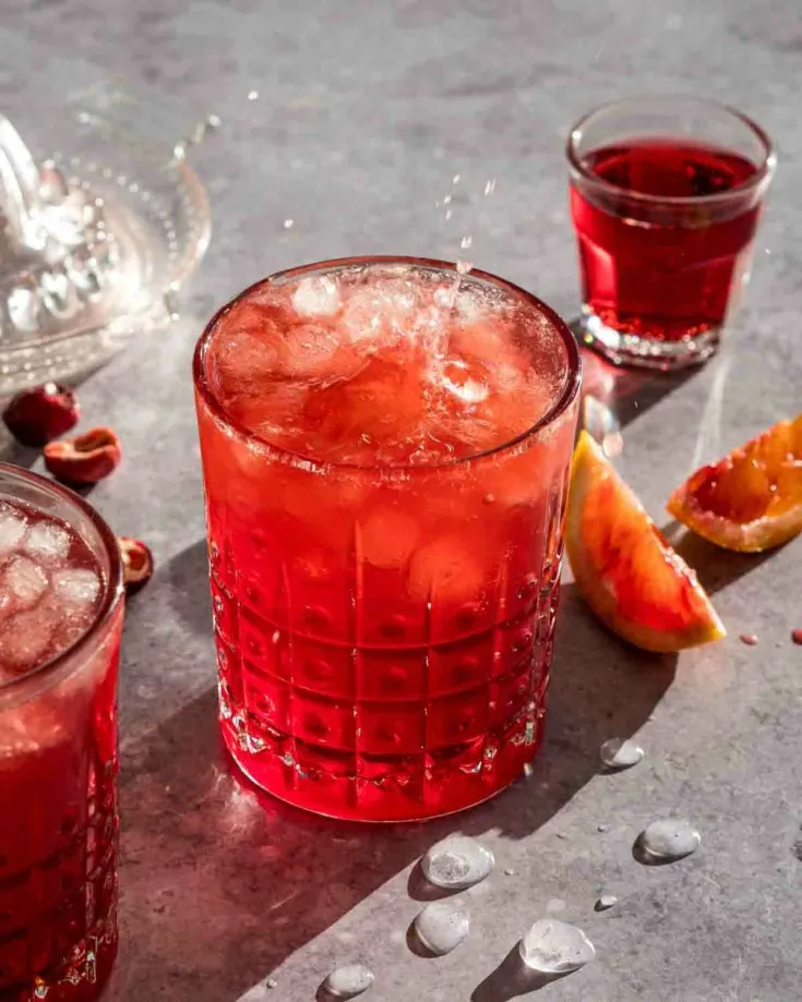 Erfrischender Cranberry Mocktail mit Blutorangensaft, ideal für Halloween-Partys
