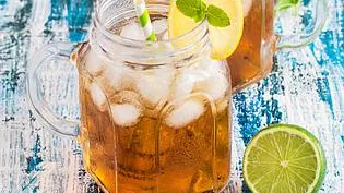 Erfrischender hausgemachter Eistee mit Zitrone, der klassische Durstlöscher für das Picknick