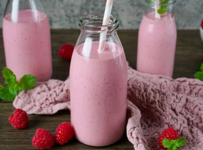 Erfrischender Himbeer Smoothie, ein schnelles Dessert mit wenig Zutaten