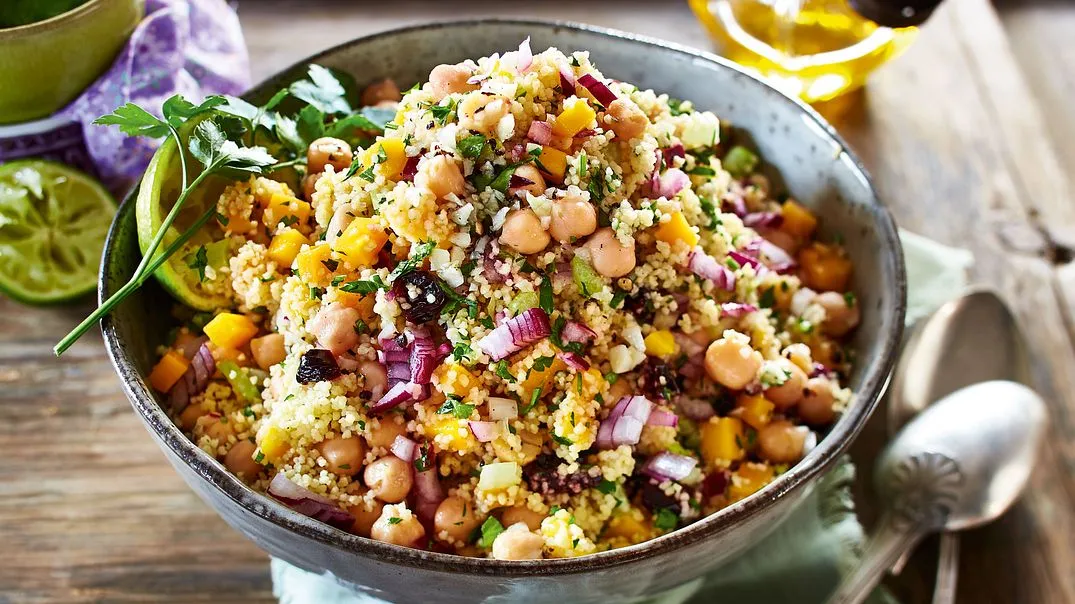 Erfrischender Kichererbsensalat mit Couscous und einem Limetten-Honig-Dressing, ideal für einen leichten Couscous-Salat.