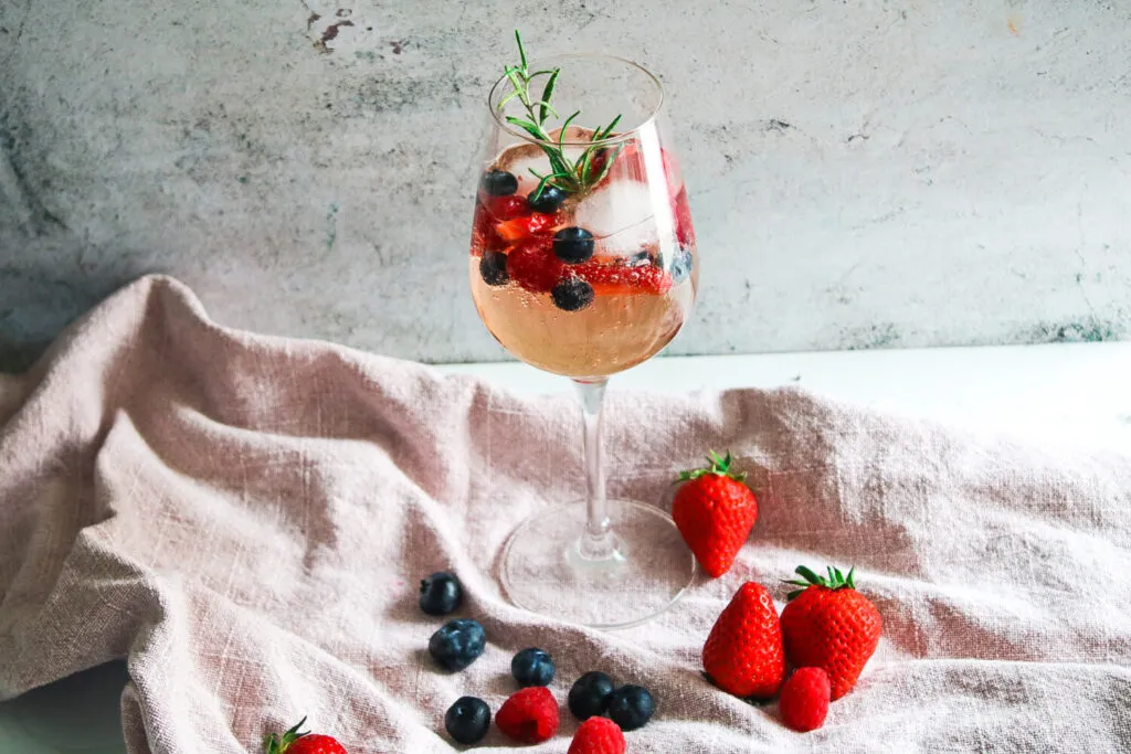 Erfrischender Lillet Wild Berry alkoholfrei mit Martini Floreale und frischen Beeren im Glas