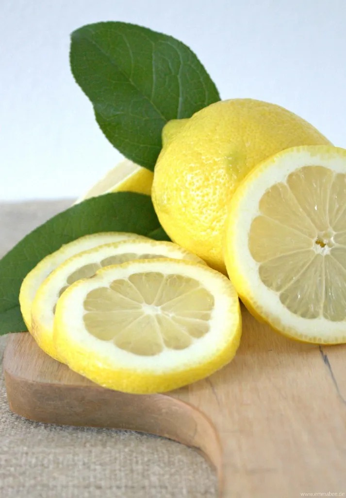 Erfrischender Limoncello, serviert in Gläsern, perfekt als Aperitif oder Sommergetränk für Gäste.