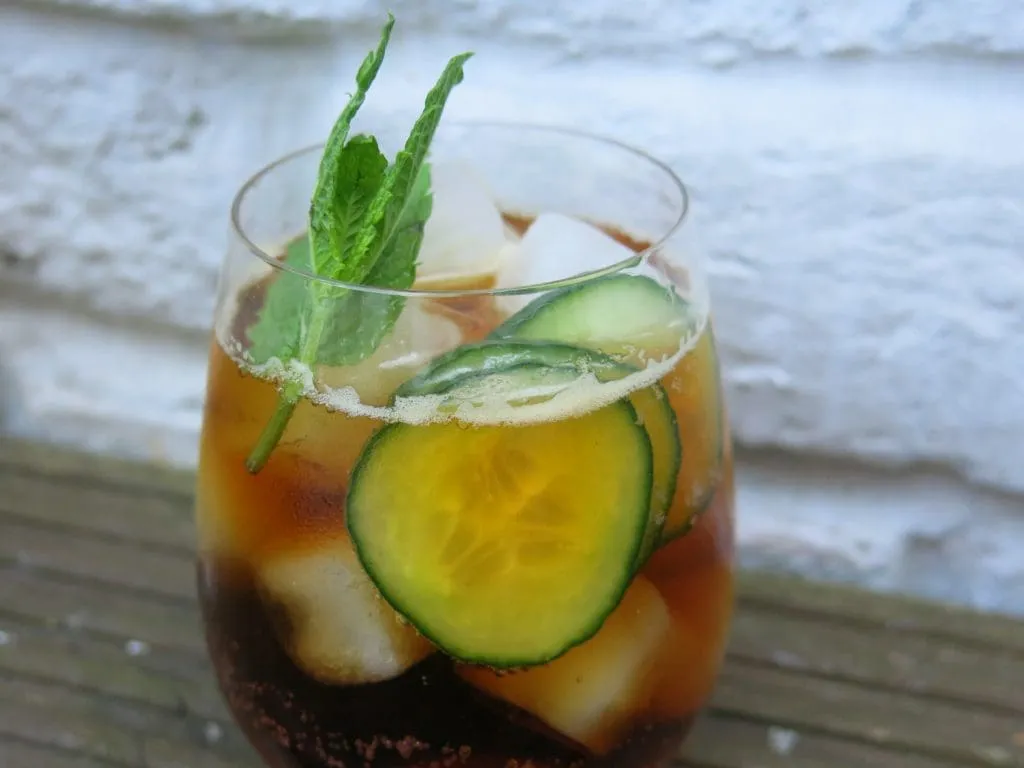 Erfrischender Pimm's Spritz mit Prosecco und Gurkenscheiben für den Sommer