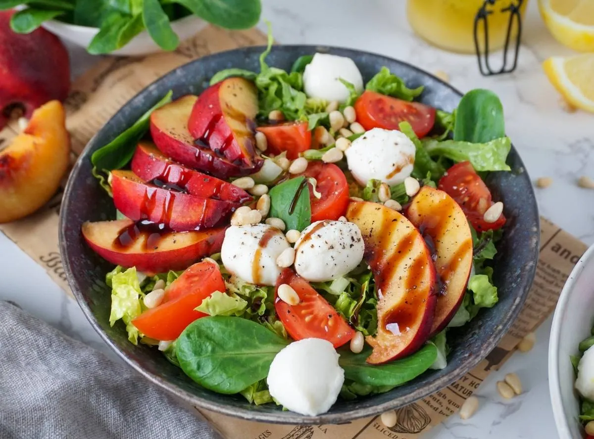 Erfrischender Sommersalat mit Nektarinen und Feta