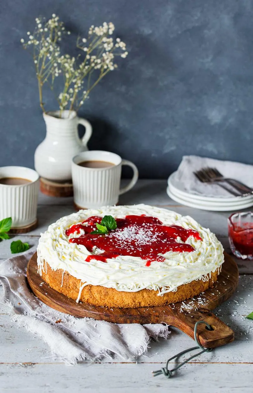 Erfrischender Spaghettieis-Kuchen mit Erdbeersauce, ideal für Sommerkinder