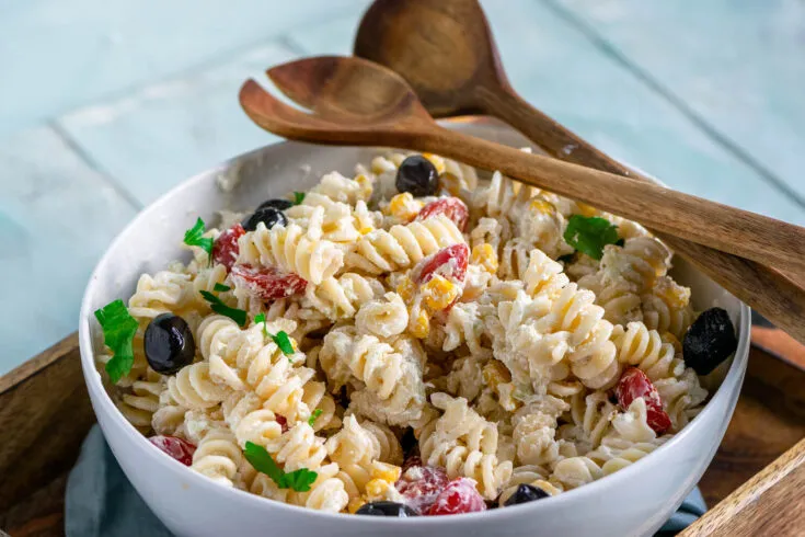 Erfrischender Tzatziki Nudelsalat, ideal für warme Tage