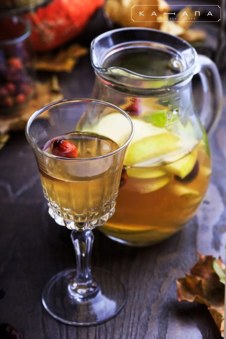 Erfrischender Uswar, ein traditionelles ukrainisches Kompott aus getrockneten Früchten und Honig.