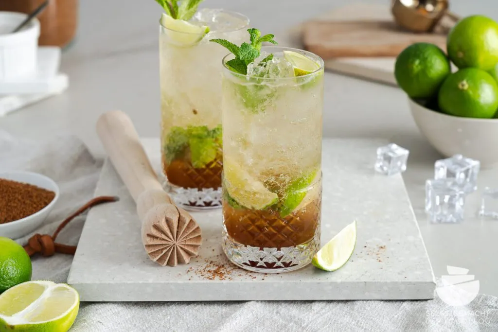 Erfrischender Virgin Mojito ohne Alkohol mit Limetten und Minze