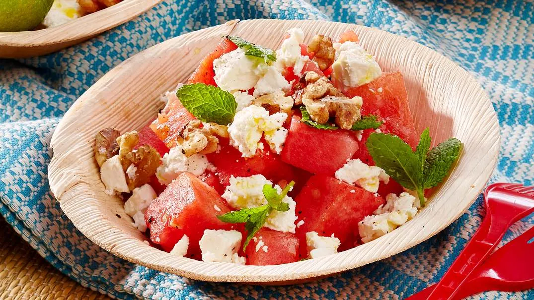 Erfrischender Wassermelonen-Feta-Salat mit Minze, ideal als Beilage oder leichtes Hauptgericht im Sommer