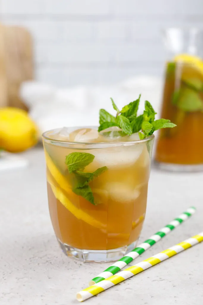 Erfrischender Zitronen-Eistee ohne Zucker mit Eiswürfeln und Zitronenscheiben, bereit zum Genuss.