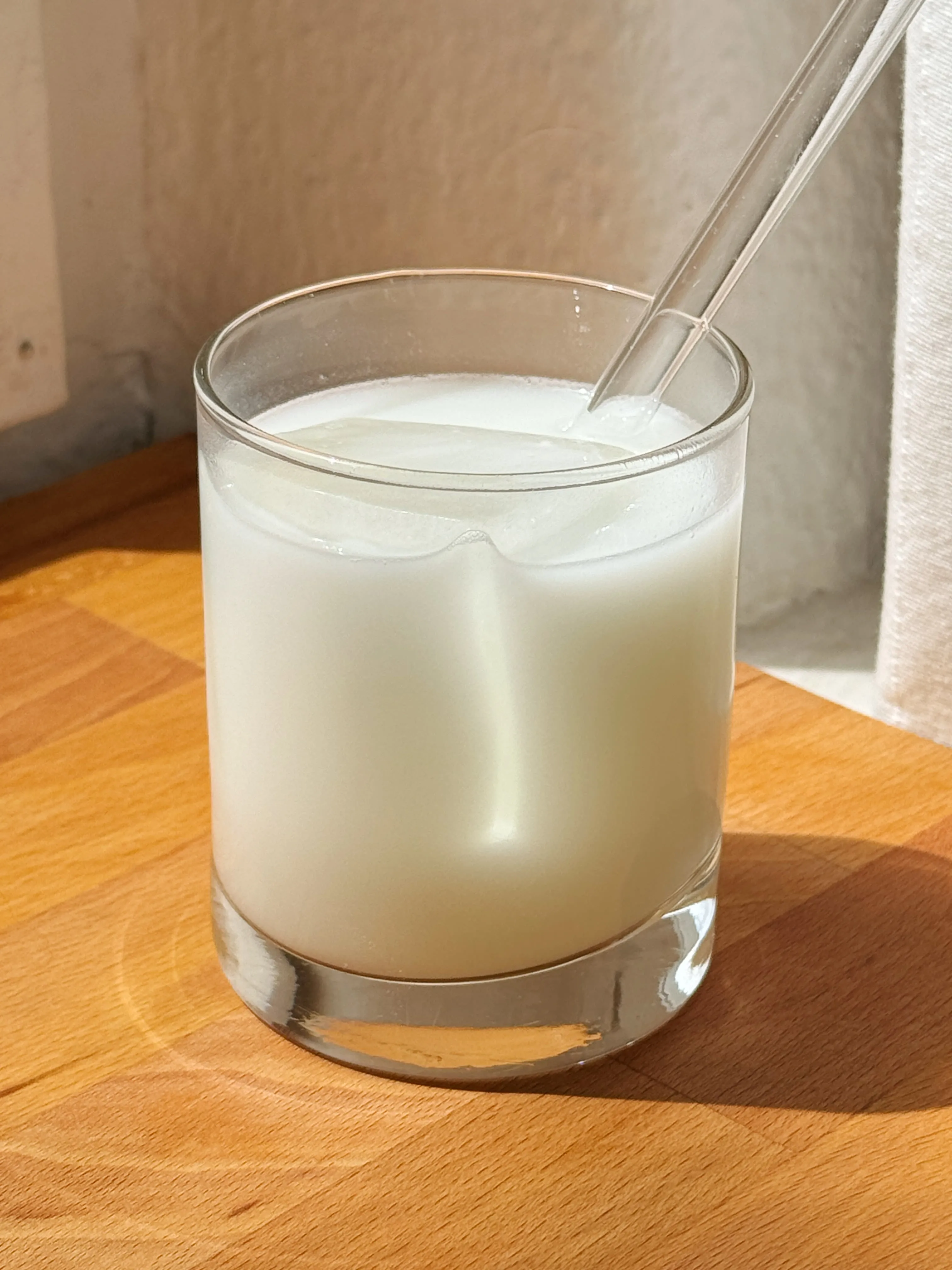 Erfrischendes Chabeso-inspiriertes Getränk im Glas, schlicht aber verlockend