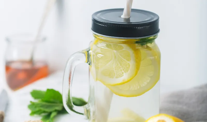 Erfrischendes Ingwerwasser mit Zitrone, perfekt zur Stoffwechselanregung