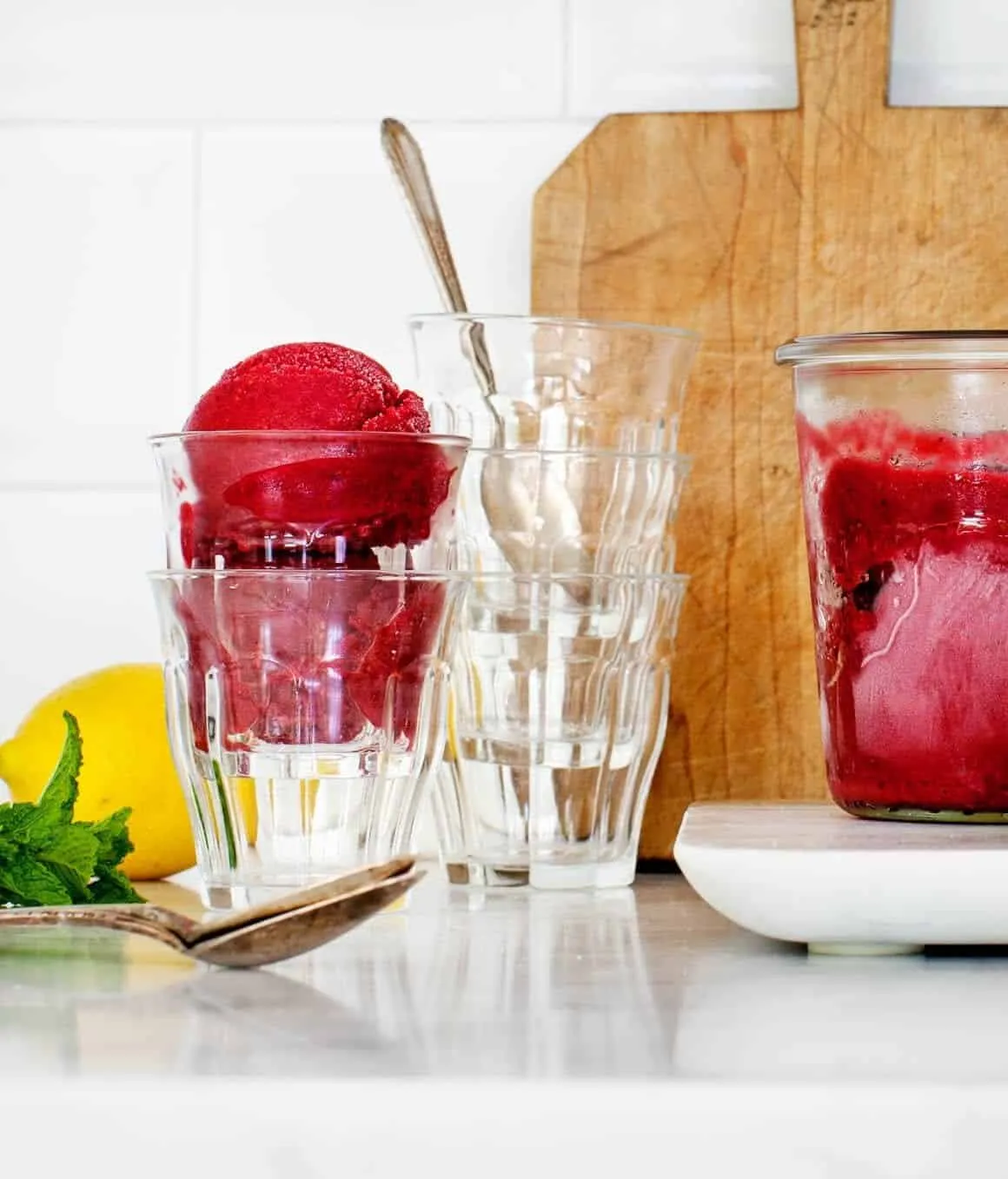 Erfrischendes Kirsch-Minz-Sorbet, leicht und fruchtig