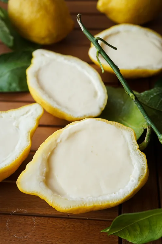 Erfrischendes Zitronenmousse in einer Glasschale, ein Sinnbild für einfache und schnelle Desserts