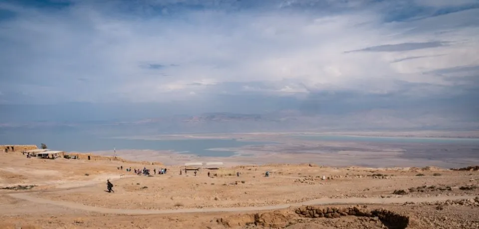 Erhaltene Fundamente und Mauern antiker Bauwerke auf dem Masada-Plateau.