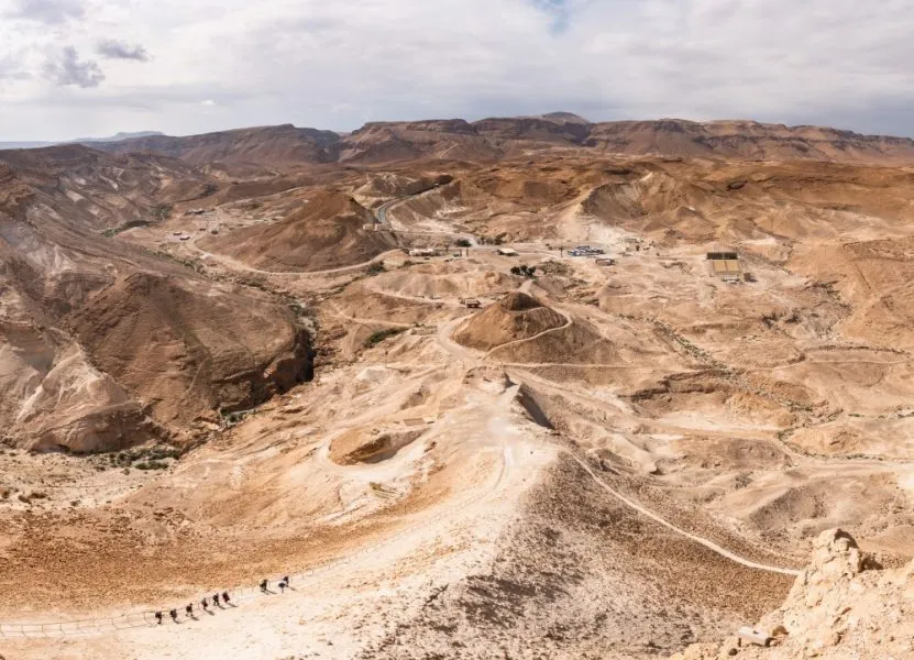 Erhaltener Teil der Festungsmauern und antike Verteidigungsanlagen von Masada.