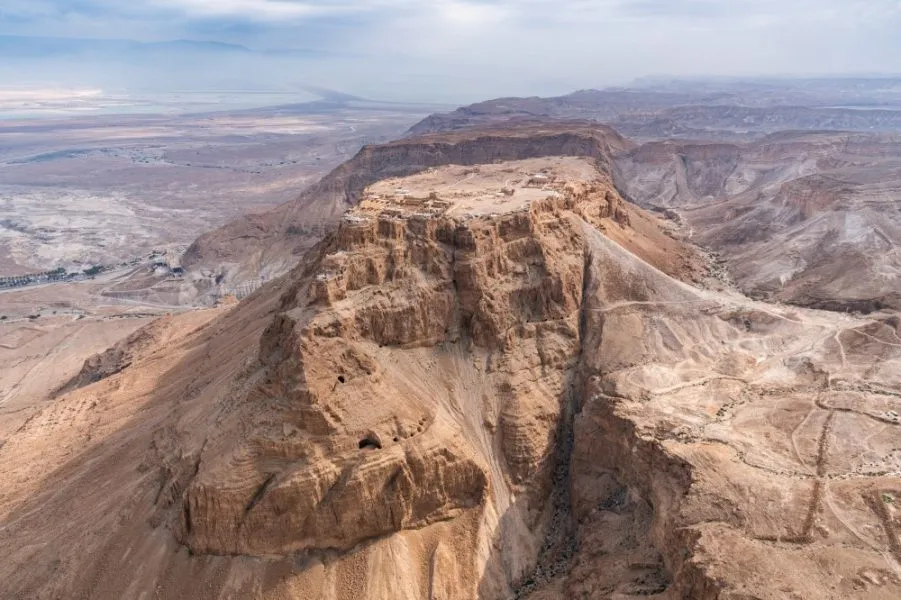 Erkennbare Grundrisse der römischen Belagerungsanlagen, die Masada umschließen.