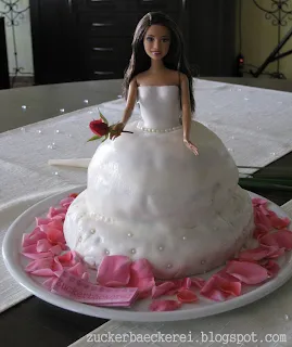 Erste selbstgemachte Hochzeitstorte im Barbie-Stil mit Fondantrosen.