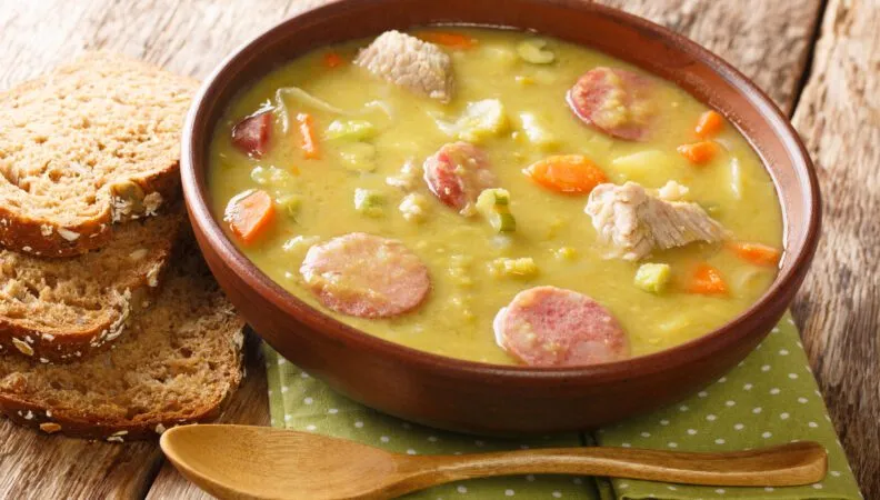 Erwtensoep, eine dicke, wärmende Erbsensuppe mit Brot