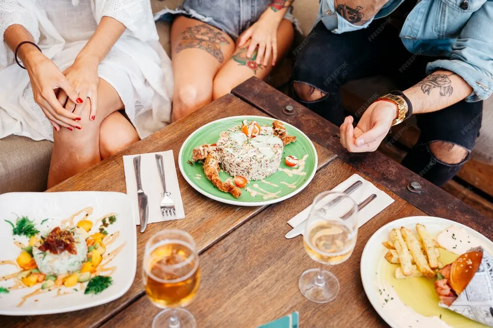 Erzieherin erklärt Kindern etwas am Tisch