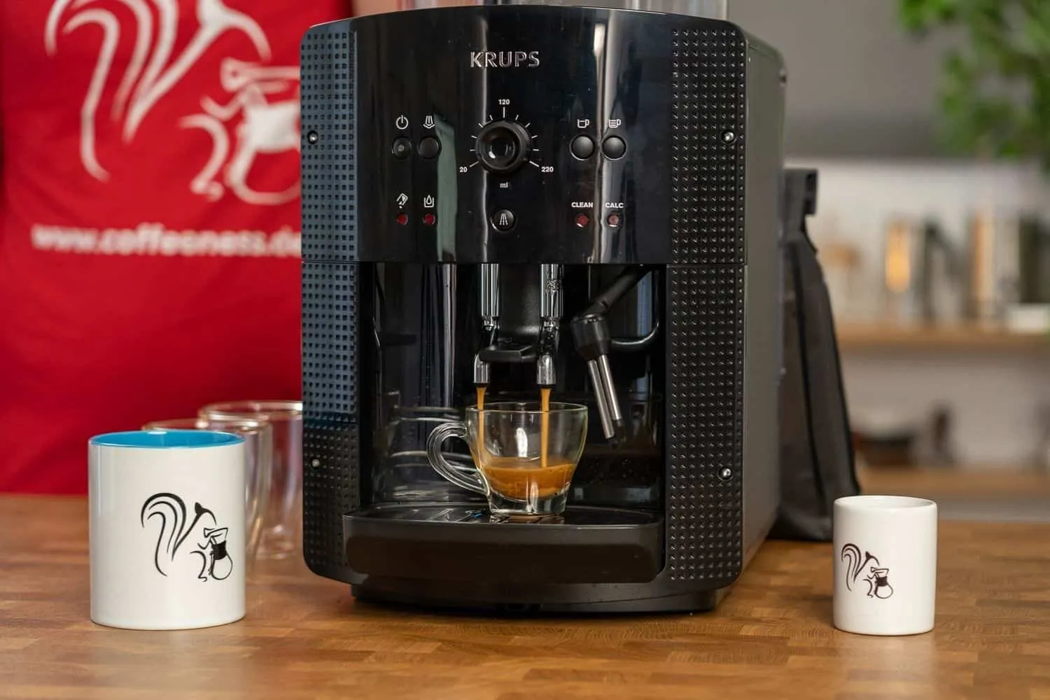 Espresso fließt aus dem Krups Kaffeevollautomat in eine Tasse