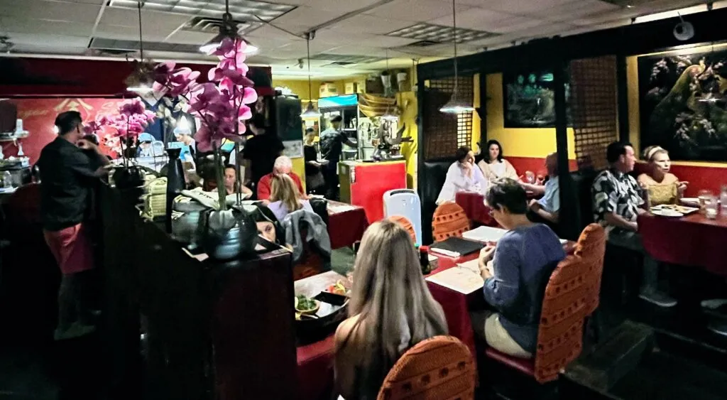 Essbereich im Inneren des Saigon Sushi Restaurants in Vero Beach, Florida