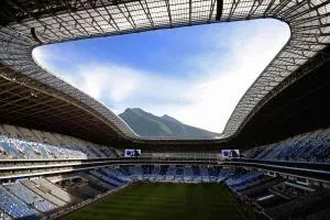 Estadio BBVA in Monterrey, Mexiko, mit Blick auf die blauen Sitze und die Berglandschaft