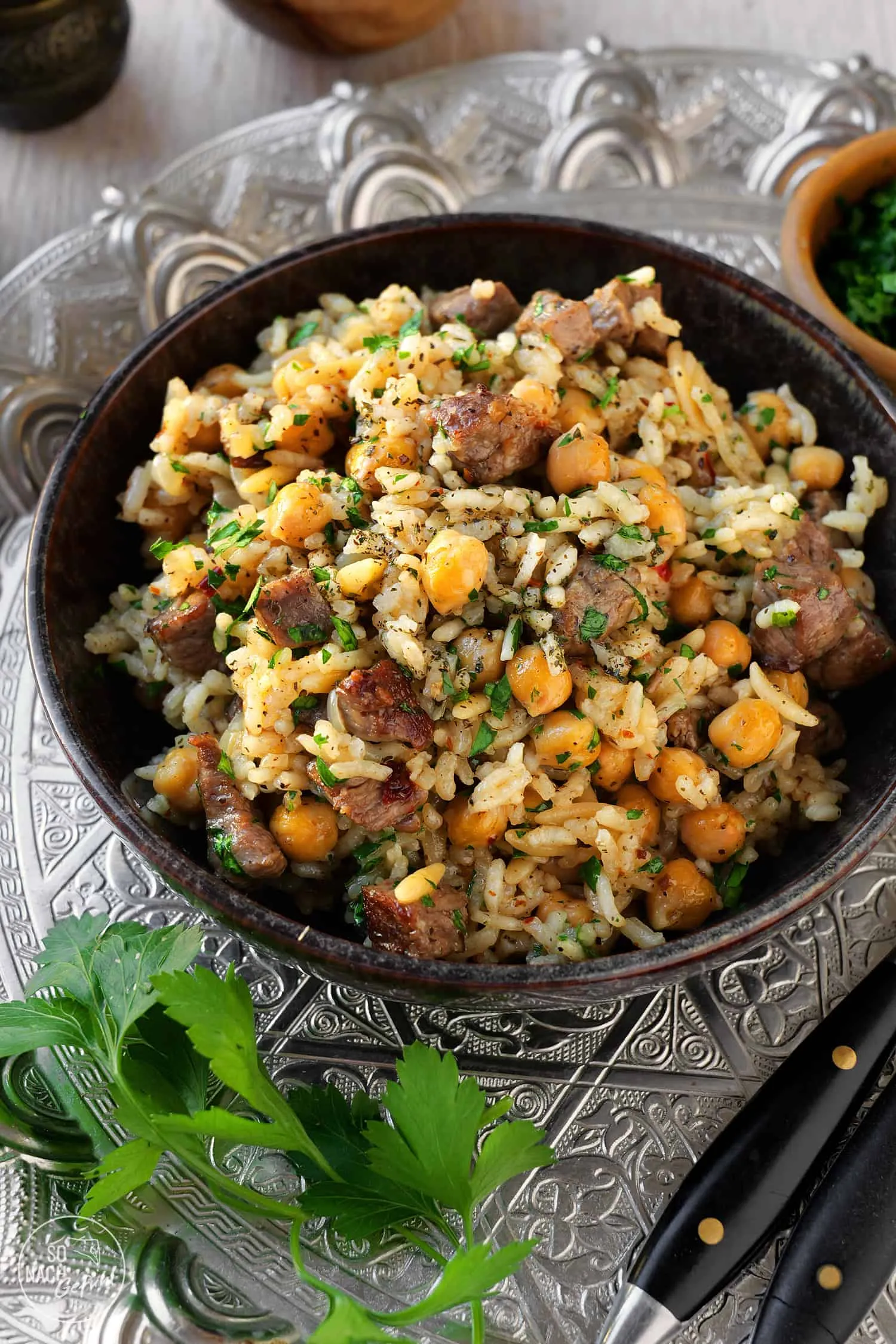 Etli Pilav, ein aromatisches türkisches Reisgericht mit zartem Rindfleisch, perfekt garniert mit frischer Petersilie