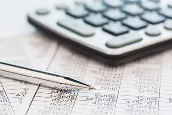 EÜR Vorlage Excel für die Gewinnermittlung mit Taschenrechner und Stift