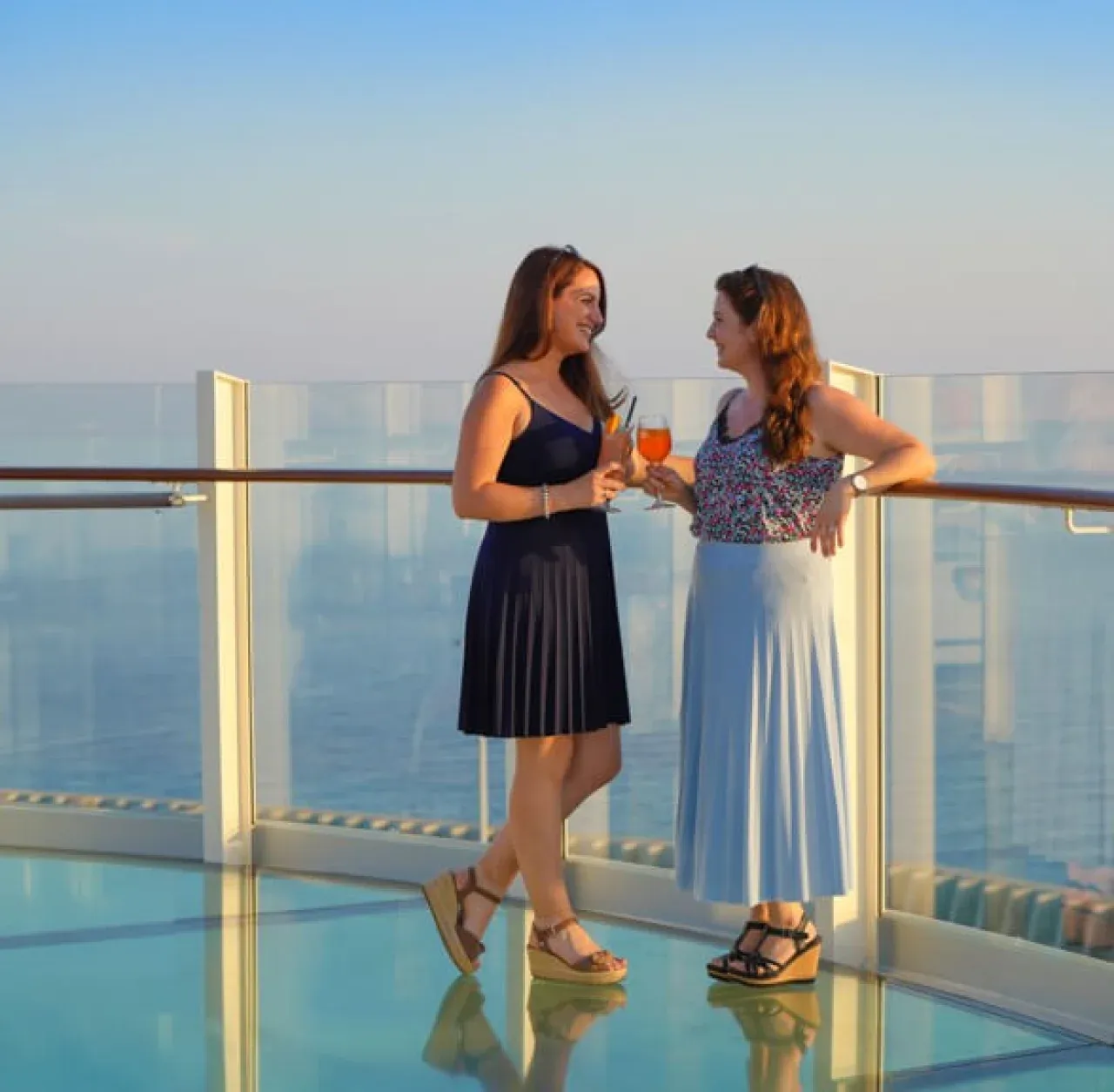 EURESAreisen Kolleginnen Rebekka und Katharina stoßen auf Schiffsreise an