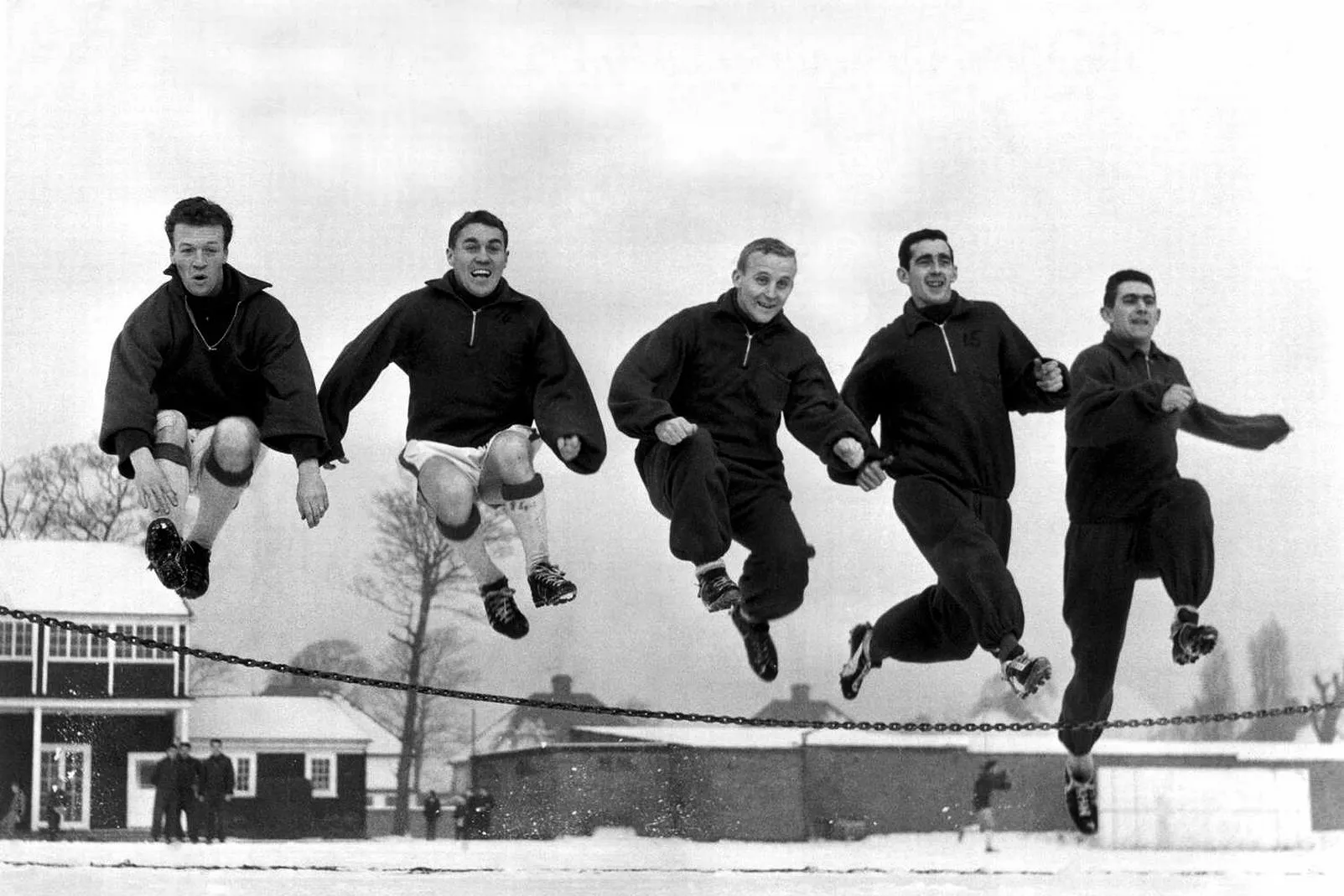 Everton-Spieler im Zweikampf während eines intensiven Ligapokal-Spiels