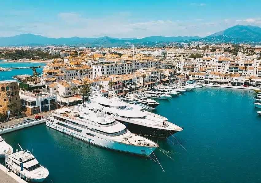 Exklusive Yachten im Hafen Puerto Banús in Marbella, attraktives Oktober Reiseziel
