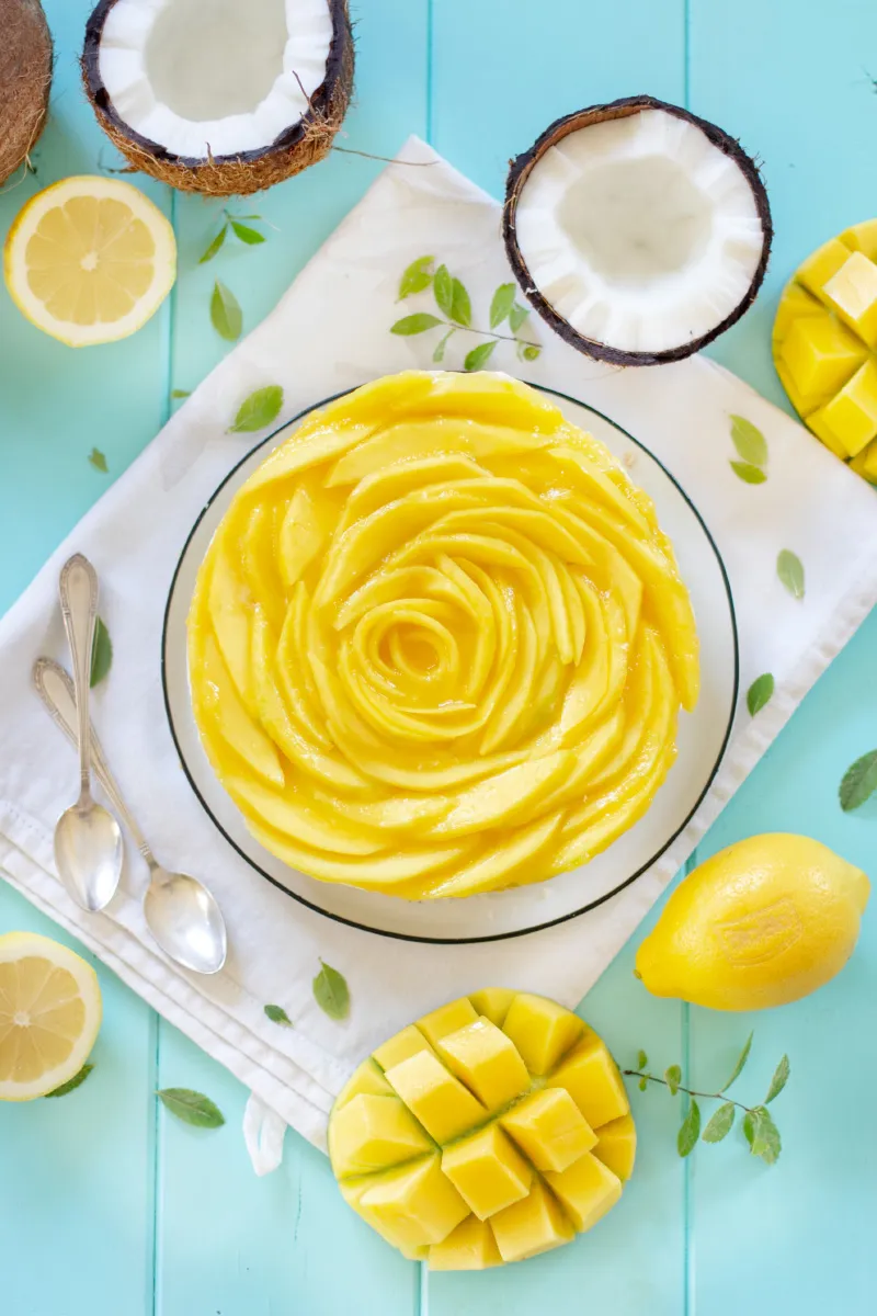 Exotische Mango-Kokos-Torte als fruchtiger Geburtstagskuchen