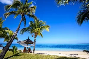 Exotischer Strand auf Mauritius mit Palmen und Blick auf das Meer