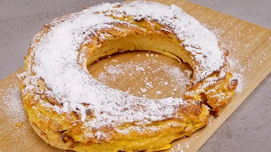 Exotisches Marillen-Safran-Brot, frisch gebacken