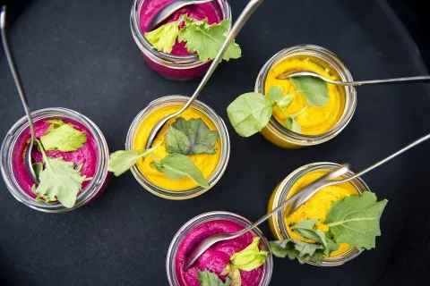 Exquisite Desserts im Glas, serviert an Bord einer Eventkreuzfahrt von nicko cruises.