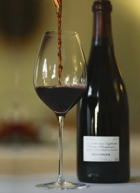 Exquisite Getränkeflasche, die Handwerkskunst und Qualität symbolisiert