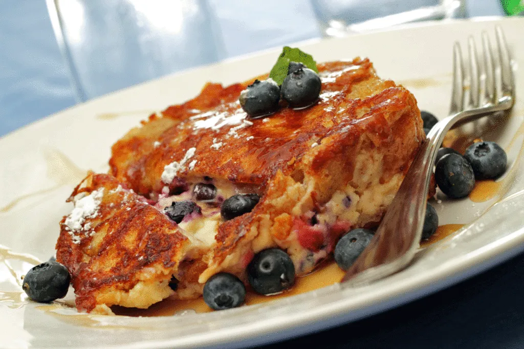 Exquisites französisches Toast mit Blaubeeren, wie es im Toaster-Herrenhaus serviert werden könnte.