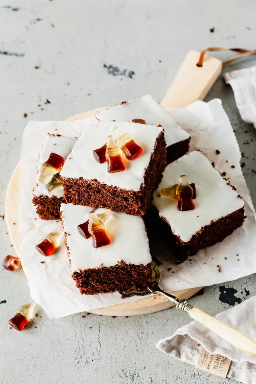 Extra saftiger Colakuchen vom Blech mit Schokolade, einfach für viele Gäste