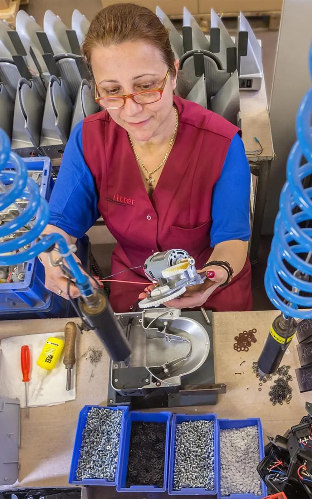 Facharbeiterin in der ritterwerk Produktion in Deutschland, die Haushaltsgeräte montiert