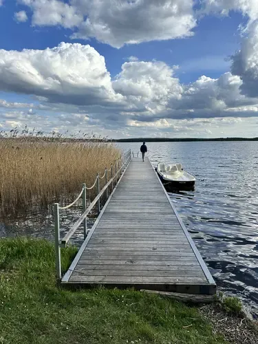 Fachwerkhäuser mit Reetdächern im Parkgelände