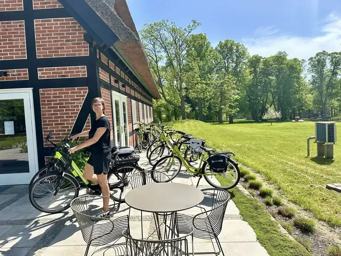 Fahrräder und E-Bikes zur Miete bereit