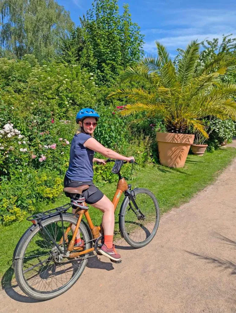 Fahrradfahrt auf einem Bambusrad durch die Landschaft Norddeutschlands