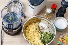 Falafelmasse mit Gewürzen mischen