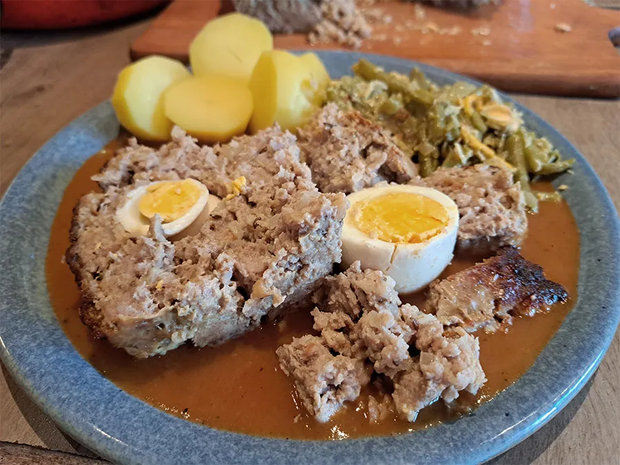 Falscher Hase, DDR Hackbraten mit Ei in der Mitte