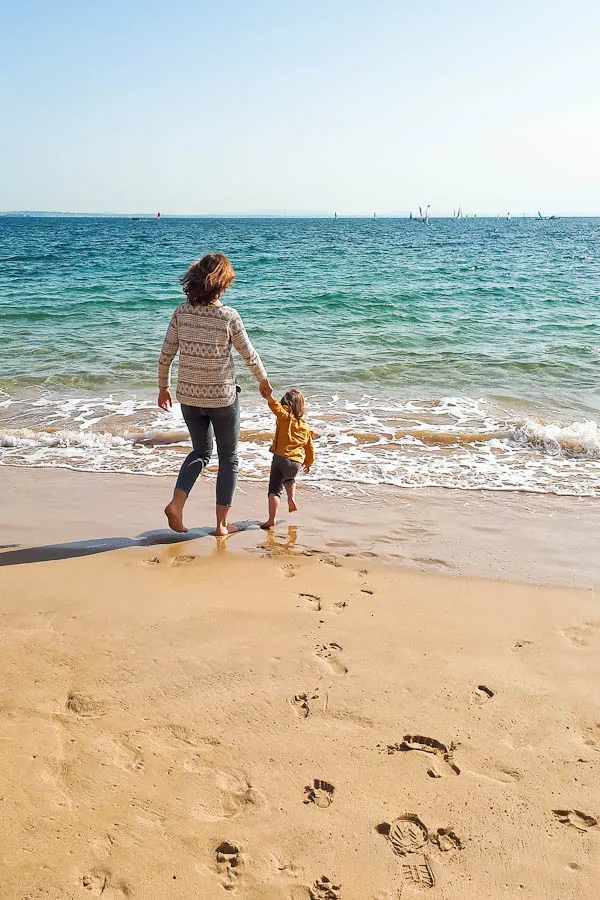 Familie am Strand von Cascais bei Lissabon, Südeuropa im Winter erleben
