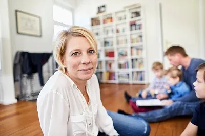 Familie berät sich mit einem Berater über eine Risikolebensversicherung zur Absicherung eines Kredits