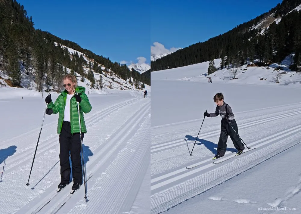 Familie genießt Langlauf im Schnee