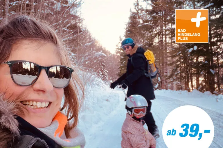 Familie genießt Winterurlaub in der Ferienanlage Hinterstein, Bad Hindelang