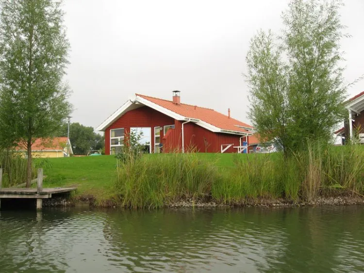 Familien beim Strandspaziergang am Meer in Norddeutschland